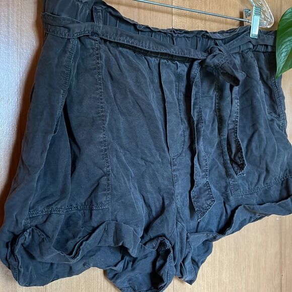 Aerie belted tie-waist shorts Size M, 3” inseam - Picture 2 of 3